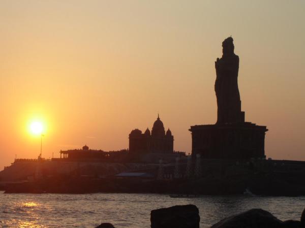 Sunrise in Kanyakumari (Thiruvallur statue and Vivekananda rock)