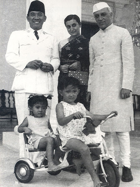 450px-Sukarno_with_children_and_Nehru