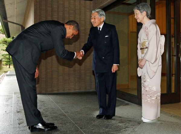 Obama_bowing_in_Tokyo