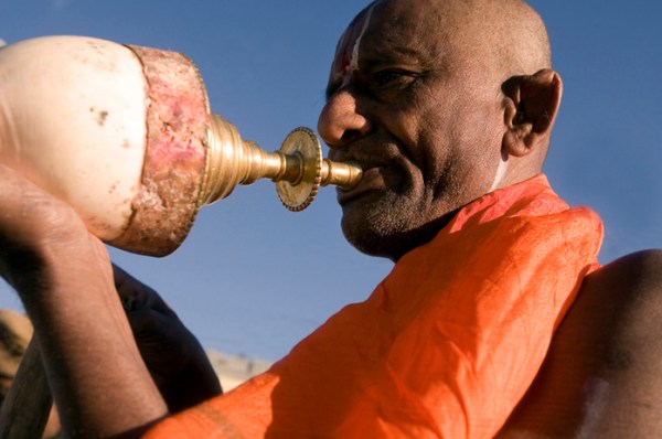 Hindu_priest conch_