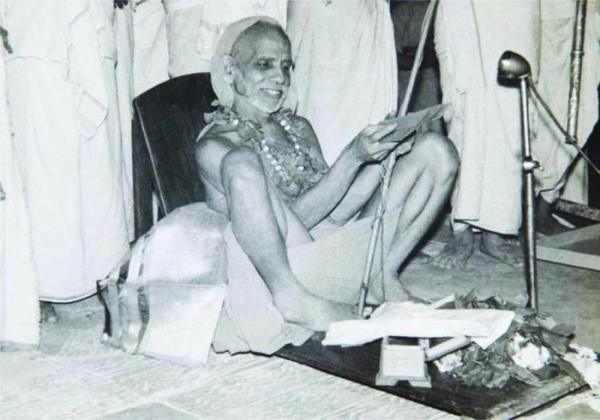 periyava_sitting