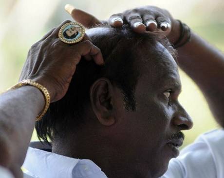 குட்டுப் பட்டாலும் மோதிரக் கையால்