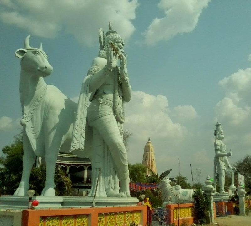 krishna statue side pose